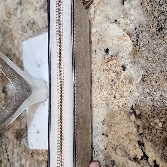 Coach LIKE NEW Long Zip Around Wallet In Signature Canvas - Picture 4 of 8